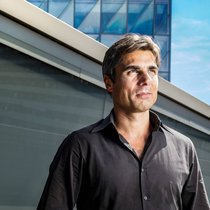 Gérard Paratte vit la moitié de l’année en Australie et l’autre en Suisse. Il travaille avec son équipe par visioconférence, et ceci depuis bien avant la pandémie.