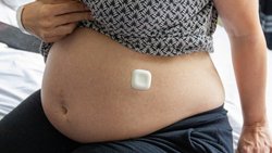 Porté sur le côté du ventre, le patch peut par exemple anticiper la rupture prématurée des membranes à cause d’un excès de liquide amniotique. Mais il pourrait en réalité être porté ailleurs sur le corps, comme un lecteur de glycémie.