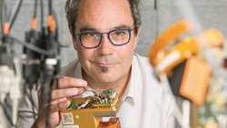 Antoine Müller, cofondateur d’Alpes Lasers, une PME pionnière de la technologie laser à cascade quantique. Il tient ici une pièce appelée «sauterelle», indispensable pour le contrôle qualité.