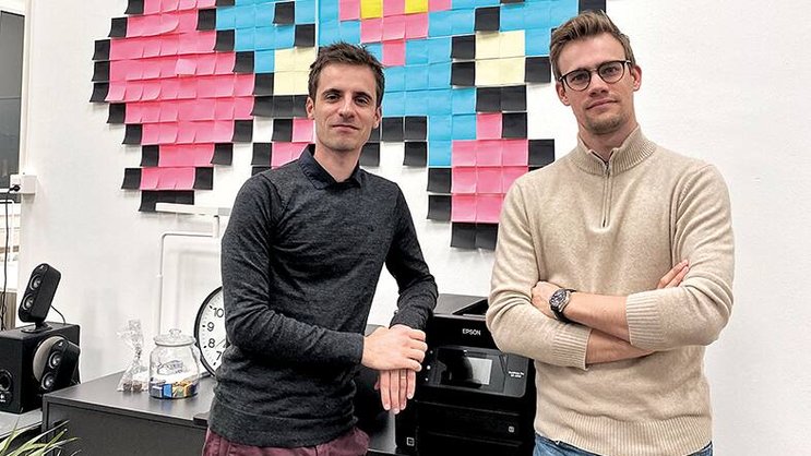 Les deux jeunes associés considèrent que les frais pour créer sa société sont trop élevés.