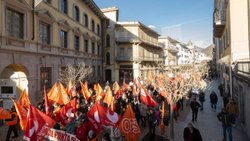 Ils étaient près de 500 manifestantes et manifestants samedi après-midi dans les rues de Bellinzone contre les mesures d'austérité du gouvernement et pour une hausse des salaires des employés de l'Etat.