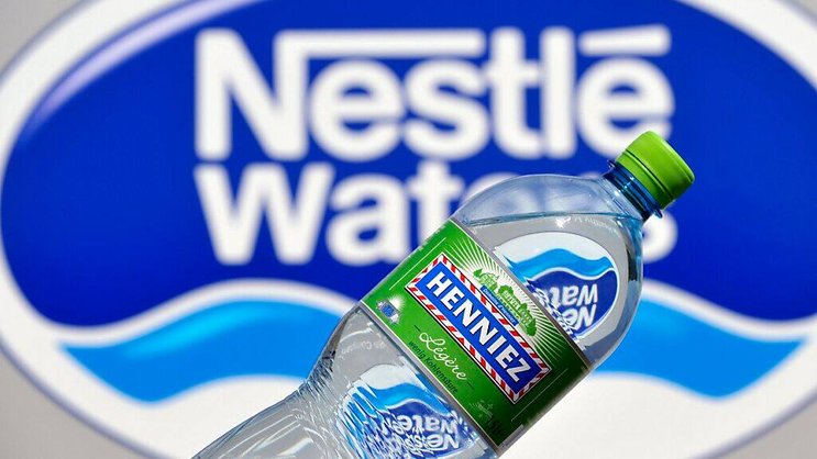 Début 2024, Nestlé Waters avait reconnu avoir eu recours à des systèmes interdits de microfiltration pour maintenir la "sécurité alimentaire" de ses eaux minérales (Photo d'illustration).