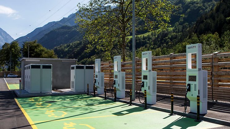 Pour répondre aux besoins des véhicules électriques d'ici 2035 en Suisse, il faudra construire jusqu'à 2 millions de bornes de recharge privées (image d'illustration).