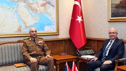 Le chef d'état-major libyen Mohamed Al-Haddad (à gauche) a posé aux côtés de son homologue turc Selcuk Bayraktaroglu à Ankara avant d'embarquer dans l'avion accidenté.