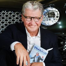 Alain Thébault est un navigateur et designer de bateaux.