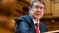Le ministre des télécommunications Albert Rösti n'a pas eu gain de cause sur la FM. Le réseau pourra être maintenu jusqu'en 2031 au minimum, a décidé le Parlement (archives).