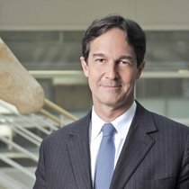 Laurent Dordet dirige Hermès Horloger depuis 2015. Il s'est occupé auparavant de la soie, des cuirs précieux et de maroquinerie-sellerie chez Hermès.