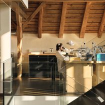 1500 m2: la surface de la Maison des Métiers d’art, à La Chaux-de-Fonds, dans laquelle Cartier a décidé de réunir sous le même toit les métiers d’art au service de l’horlogerie. Une cinquantaine de collaborateurs s’y activent sur les quatre niveaux que compte cette ancienne ferme.