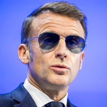Le président français Emmanuel Macron s'est exprimé à Davos, lunettes de soleil sur le nez.