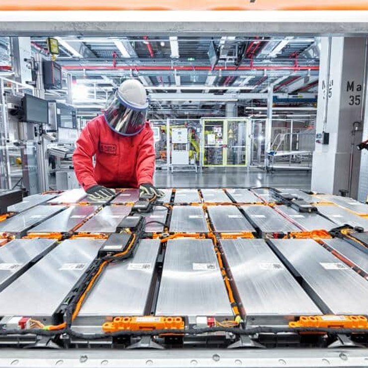 La demande en batterie explose: de 50 millions d’unités en 2025, le nombre de véhicules électriques en circulation dans le monde passera à 135 millions en 2030. 