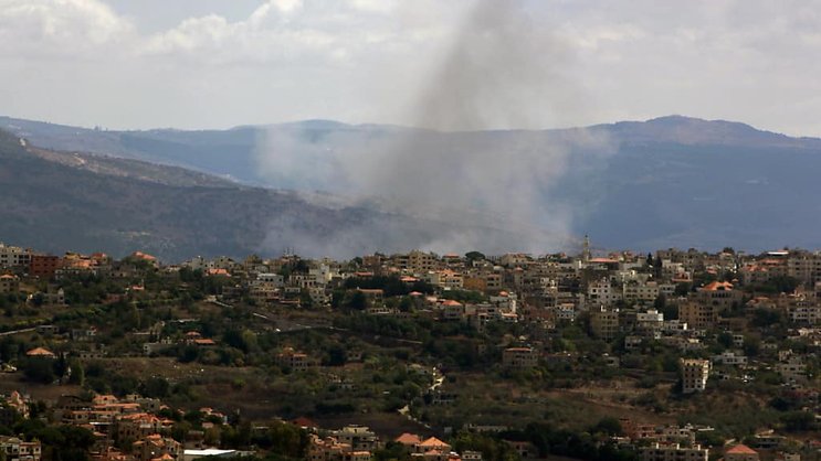 L'armée de l'air israélienne dit avoir frappé jeudi au Liban environ 100 lanceurs de roquettes et d'autres infrastructures du Hezbollah représentant environ 1000 canons.