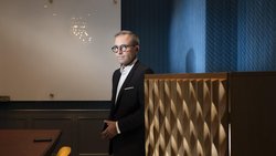 Pour Charles-Henry Monchau, directeur des investissements à la Banque Syz, une institution qui capte les gains de l'IA sans investir dans ses talents s'appauvrit humainement. 
