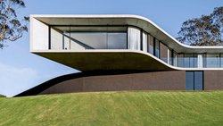 Une reconnaissance au-delà des frontières: Vitrocsa a, par exemple, travaillé avec Joe Adsett Architects pour la construction de cette maison exceptionnelle en béton et verre, à Brisbane, en Australie.