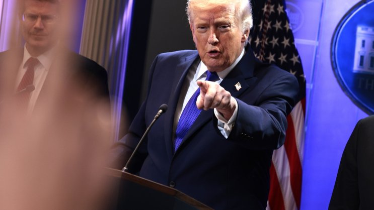 Donald Trump s'est montré furieux vendredi après la décision de la Cour suprême. Dans une conférence de presse un peu plus tard, il a annoncé une nouvelle taxe de 10%.