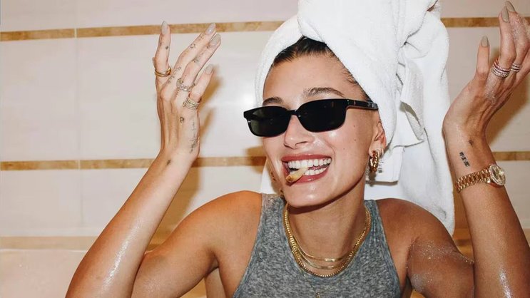 Hailey Bieber avec sa Datejust de Rolex: la combinaison gagnante par excellence.