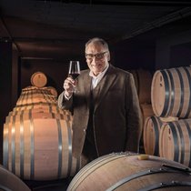 Jakob Schuler a rouvert sa propre tonnellerie, à Schwytz: «Dans les années 1990, tout le monde faisait du fût de chêne, alors qu'avant, les barriques se fabriquaient avec des bois locaux (châtaignier, acacia, etc.), donnant des arômes plus variés au vin. Entre nos différents domaines, nous avons près de 1500 barriques.»