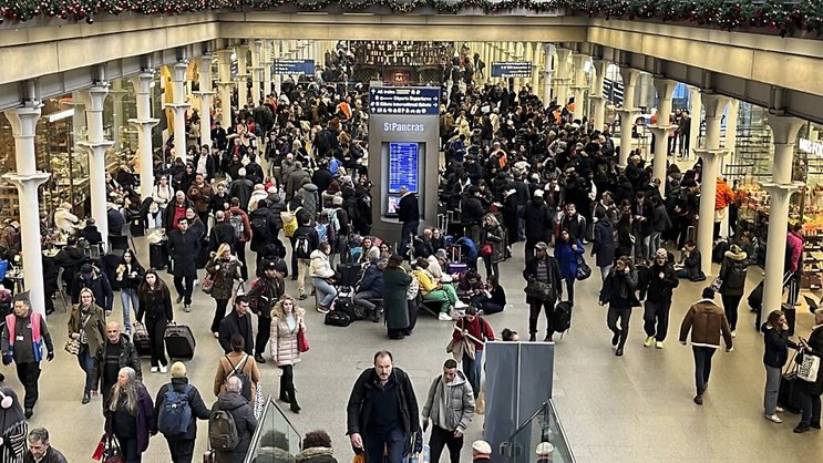 De nombreux passagers sont restés sur le carreau jeudi à la suite de la fermeture du tunnel sous la Manche à cause d'une grève surprise, comme ici, à la gare de St Pancreas à Londres.