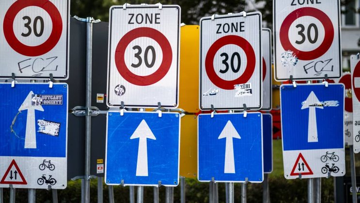 Le Conseil fédéral a proposé de nouvelles règles pour l'introduction de zones 30 sur les routes principales. Elles suscitent un débat houleux (image symbolique).