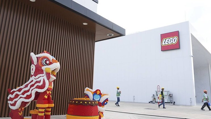 Lego a investi un milliard de dollars dans le projet situé dans la province de Binh Duong, dans le sud du Vietnam, et prévoit que l'usine fonctionnera à 100% avec des énergies renouvelables d'ici début 2026.