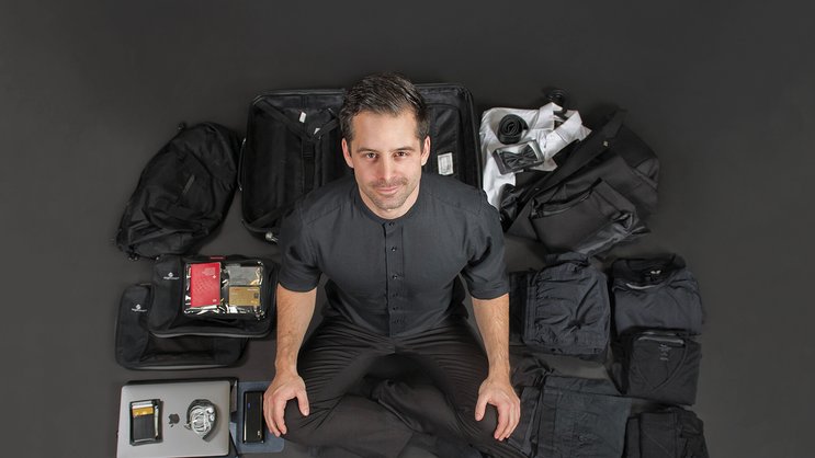 Cédric Waldburger a établi une liste des 64 objets essentiels qu’il transporte avec lui dans un sac à dos de 26 litres.