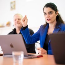 Estelle Revaz (à droite), présidente, et Alex Meszmer, directeur général de la faîtière Suisseculture : tous deux estiment que la création culturelle professionnelle en Suisse est en danger.