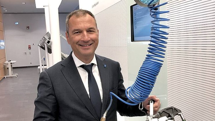 Le CEO Jacques Kowalczuk tient dans ses mains l’une des machines de clinchage phares de la société.
