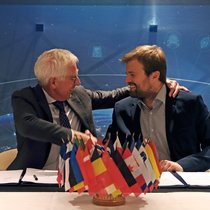 Depuis 2015, Swissto12 collabore avec l’Agence spatiale européenne. Ici, le CEO, Emile de Rijk (à dr.), et Javier Benedicto, directeur de la navigation à l’ESA.