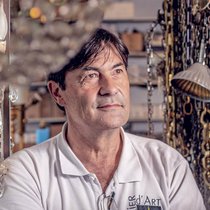 En 2013, Jacky Riesen reprend l'Atelier d'Art et se lance dans l'indépendance.