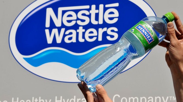 Nestlé Waters est notamment poursuivie pour avoir, autour de quatre décharges, laissé s'écouler des particules de microplastiques dans les eaux superficielles et souterraines (archives).