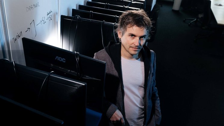 Cofondée par Joël Winteregg, NetGuardians emploie 50 personnes à Yverdon et 90 dans le monde. L’investissement réalisé par Summa Equity permettra à la société, connue pour ses logiciels de détection de fraude bancaire, de déployer ses algorithmes et modèles d’IA dans d’autres domaines.