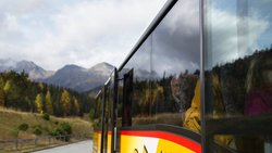 Dès mi-décembre, les passagers des cars postaux circulant aux Grisons pourront acheter leurs titres de transport via un mini-distributeur à bord et non plus auprès des conducteurs.