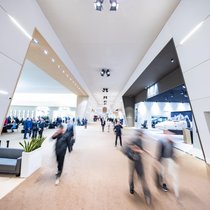 À Genève, le salon Watches and Wonders réunit les acteurs clés de l’horlogerie de luxe et dévoile les principales nouveautés horlogères de l’année.