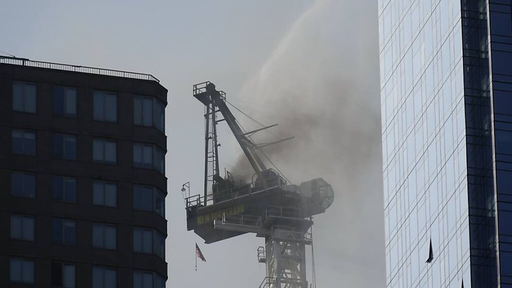 Le bras de la grue est tombé après un incendie de la cabine de l'engin.