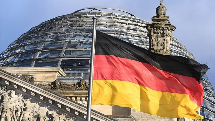 L'économie en Allemagne reste morose. Ici, un drapeau allemand devant la coupole du Reichstag à Berlin. (archive)