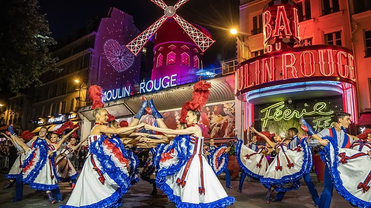 Le Moulin Rouge a retrouvé ses ailes.