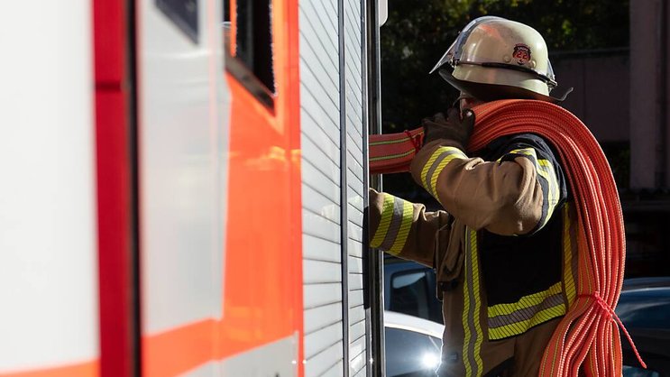 Les pompiers sont sur place en grand nombre. Les travaux d'extinction sont en cours. De nombreuses personnes ont été évacuées du site de recyclage de l'entreprise Thommen, à Kaiseraugst/AG (photo symbolique).