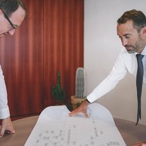 Manuel Bonnet (à droite), directeur de Sogeni, et son équipe établissent minutieusement un arbre généalogique de la personne décédée.