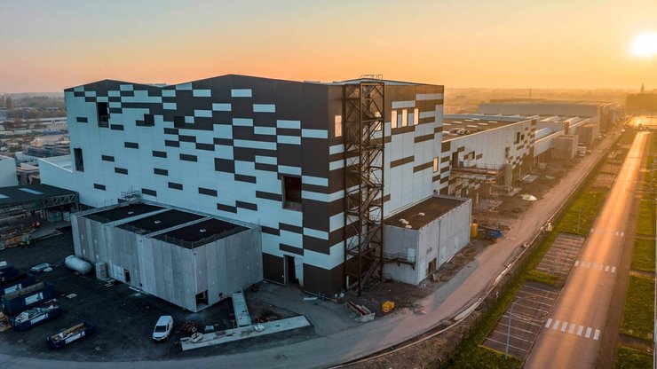 ACC, une co-entreprise française fondée par Stellantis, Mercedes, Saft et TotalEnergies, a inauguré sa première gigafactory de batteries fin 2023.