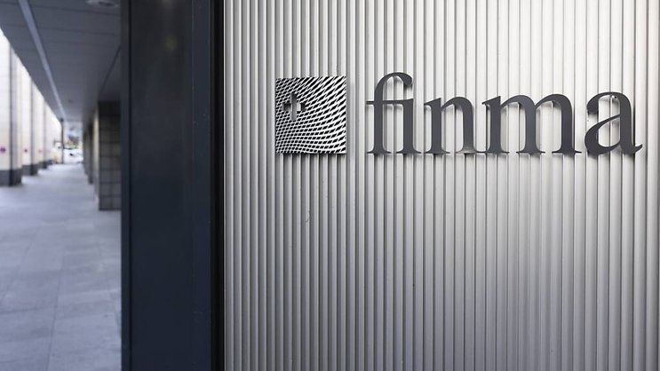 La finalisation de la fusion entre UBS et Credit Suisse, décrétée le 19 mars par les autorités helvétiques, "apporte clarté et stabilité", a estimé l'Autorité fédérale de surveillance des marchés financiers dans un communiqué. (KEYSTONE/Peter Klaunzer)