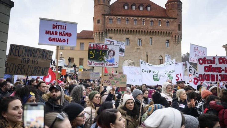 Les fonctionnaires en grogne se sont donné rendez-vous dès 16h30 devant le Grand Conseil vaudois et sur la place du Château avant de défiler dès 17h30 dans les rues de Lausanne.