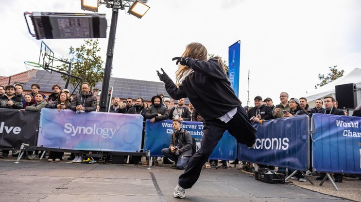 Le CloudFest a réuni 12 000 personnes à Europa-Park pour trois jours de séminaires consacrés à l’IT et à l’IA, avec un moment fun, le lancer de serveur.