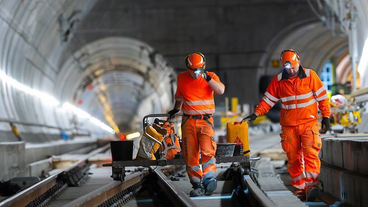 Sept kilomètres de chaussée ont dû être entièrement restaurés, deux aiguillages rapides et une porte de changement d'écartement. Quelque 20'000 blocs de traverses ont été remplacés.