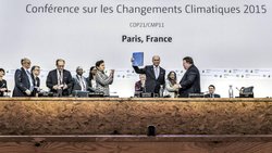 Le ministre français Laurent Fabius a particulièrement œuvré pour que soit signé l’Accord de Paris, qui prévoit que les pays développés créent un fonds vert pour le climat de 100 milliards de dollars par an dès 2020.