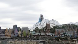 La montagne enneigée du monde de la Reine des Neiges culmine à 36 mètres, surplombant le village scandinave fictif d'Arandelle.