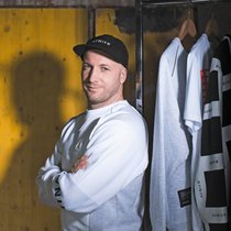 Sébastian Strappazzon rencontre le rappeur français Orelsan en 2014, lauréat de trois Victoires de la musique. Il fut la caution financière de l’entreprise Avnier à ses débuts.