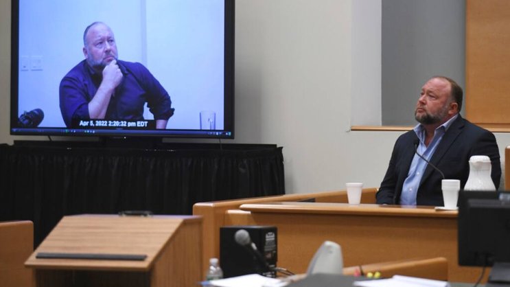 Le complotiste américain Alex Jones, condamné à verser près de 1,5 milliard de dollars après avoir nié un massacre dans une école, s'est déclaré en faillite personnelle (archives).