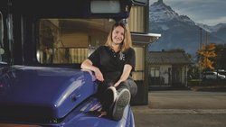Mélanie Rausis et son compagnon Fabien Kozelsky ont fait rénover un ancien bus londonnien pour en faire un bus destiné aux événements de clientèles fortunées. Le lundi 7 novembre 2022 à Monthey.  (© Gabriel Monnet)