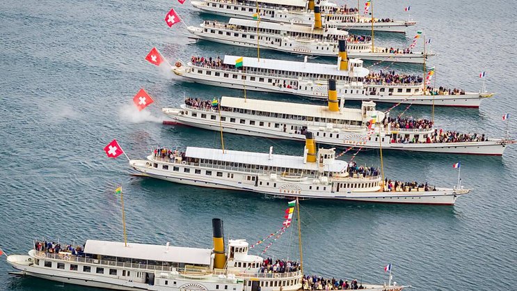 Lancées en 1995, les Parades navales consistent en une chorégraphie aquatique de 45 minutes en général, puis le spectacle se poursuit aux abords des quais avec un deuxième tableau du ballet aquatique.