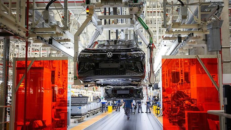 Sur un an, la production industrielle demeure toutefois en recul de 3,1%, symbole de la crise du secteur freiné par des prix de l'énergie élevés et le recul de la demande mondiale.