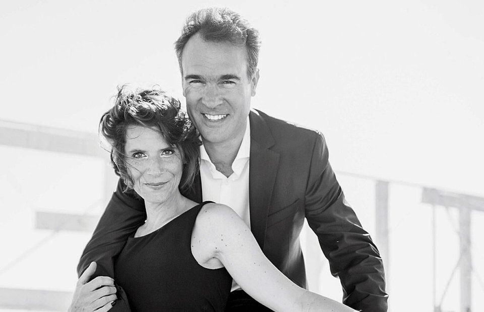 Avec son épouse Annabel, rencontrée en 1996, comédienne de formation et ancienne journaliste  qui a notamment collaboré avec France 3, RTBF, TV5 et LCI.